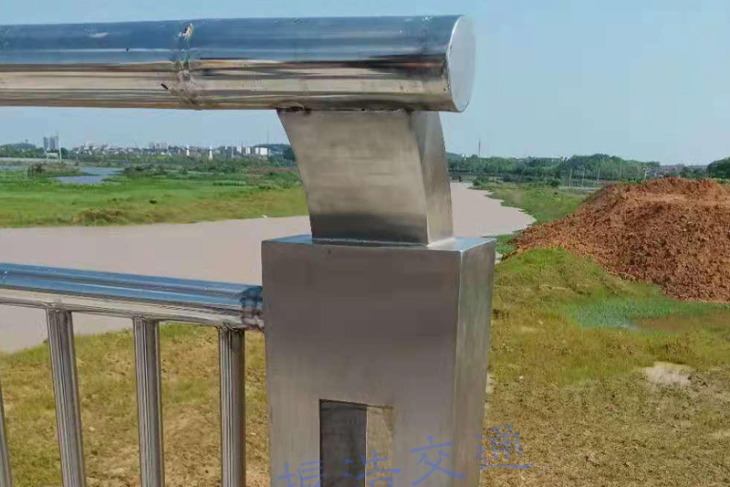 ราวกั้นแม่น้ำ